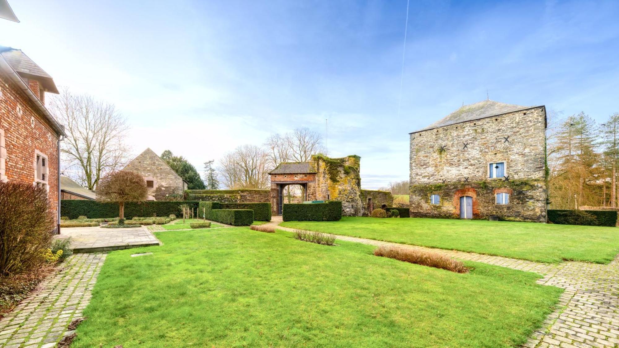 Le Gite Du Chateau - Domaine Des Trois Tilleuls Villers-la-Ville Exterior photo